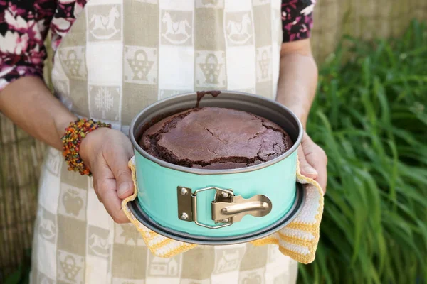 Manos Femeninas Sosteniendo Pastel Queso Chocolate Forma Primavera Redonda Mujer — Foto de Stock