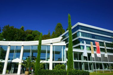 Güneşli bir günde Rmerplatz 'daki Caracalla termal spa binası. Baden-Baden kasabası. Baden-Wuerttemberg, Almanya.