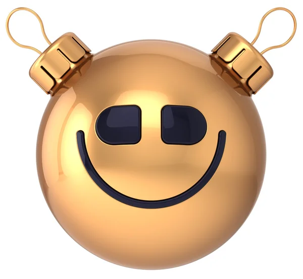 Cara sonriente Año Nuevo bauble bola de Navidad sonrisa feliz icono decoración oro. Emoticono de vacaciones de invierno —  Fotos de Stock