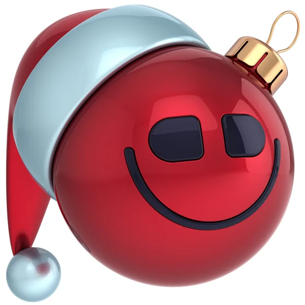 Weihnachtskugel Lächeln Gesicht frohes neues Jahr Christbaumkugel Weihnachtsmann Hut Smiley-Symbol Dekoration. Emoticon zur Winterzeit — Stockfoto