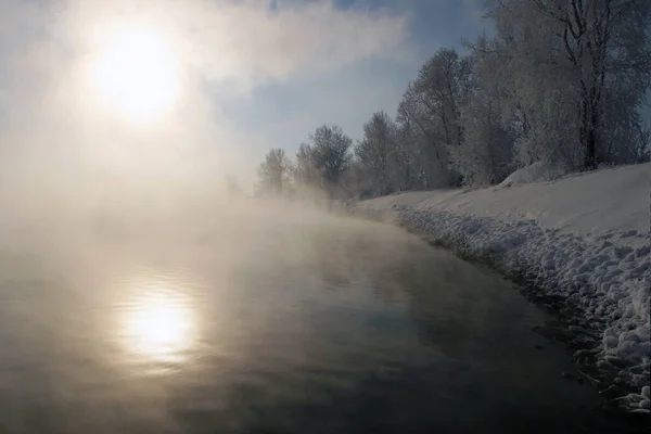 Vinter Landskap Dimmig Morgon Floden Vid Soluppgången — Stockfoto