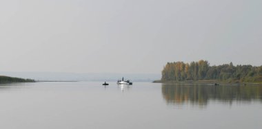 Sonbahar manzarası nehirde sisli bir sabah