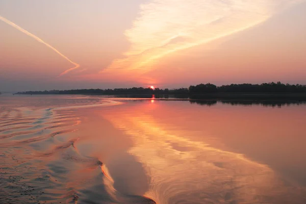 Landscape Beautiful Sunset River Traces Boat Water — Stock Photo, Image