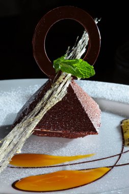 Çikolata ve reçelle süslenmiş beyaz bir tabakta nefis bir tatil tatlısı.