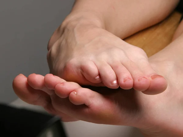 Close Adult Foot Gray Background Studio — Stock Photo, Image