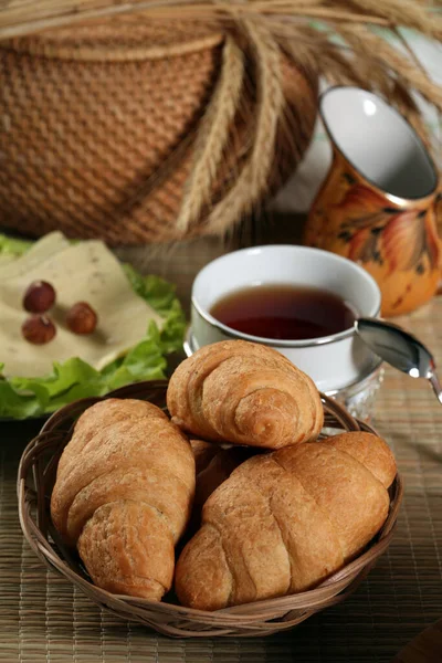 Pasticcini Frutta Formaggi Noci Frumento Lattuga Tavola — Foto Stock