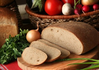 dilimlenmiş kahverengi ekmek ve sebze yakın çekim