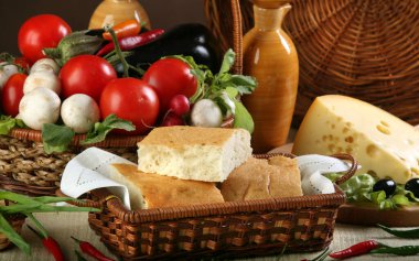 Hasır sepetlerde makro ekmek ve sebzeler