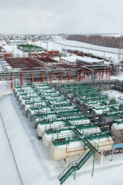 Ormandaki kış endüstriyel petrol rafinerisi