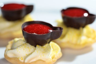 Koyu bir arka plan stüdyosundaki çikolata bardakları şeklinde nefis bir tatlı.