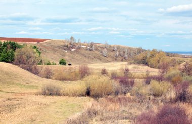 Uçsuz bucaksız Rus tarlalarında bahar yürüyüşü