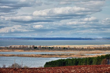 Nehir manzaralı bahar yürüyüşü