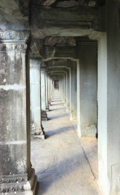 Angkor Wat, Kamboçya 'nın antik tapınağındaki sütunlarla yakın çekim koridoru.