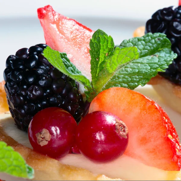 Primer Plano Delicioso Pastel Con Fresas Moras Sobre Fondo Oscuro — Foto de Stock