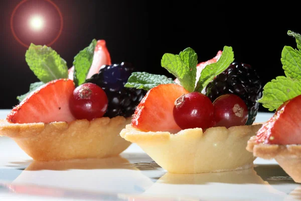 Primer Plano Delicioso Pastel Con Fresas Moras Sobre Fondo Oscuro — Foto de Stock