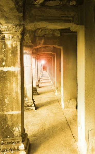 Corredor Close Com Colunas Antigo Templo Angkor Wat Camboja Filtro — Fotografia de Stock