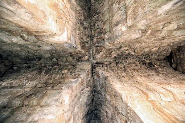 Tecto Close Isolado Antigo Templo Pedra Salão Coluna — Fotografia de Stock