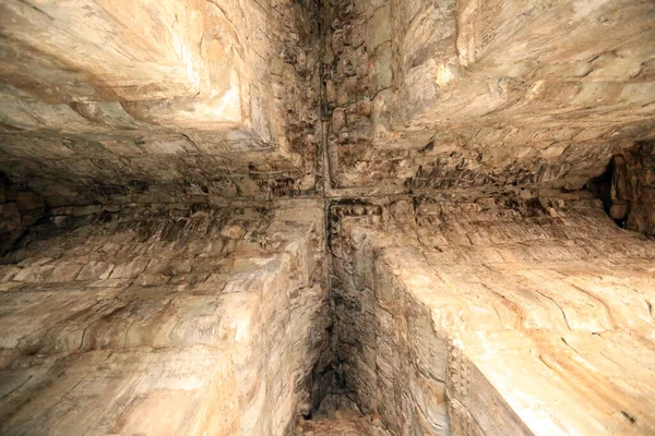 Soffitto Chiuso Isolato Antico Tempio Pietra Nella Sala Delle Colonne — Foto Stock