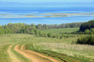 Sabah erkenden nehre giden toprak toprak yol. 