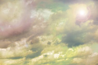 Yaz manzara dramatik cumulus bulutları instagram filtre güneşli bir mavi gökyüzünde