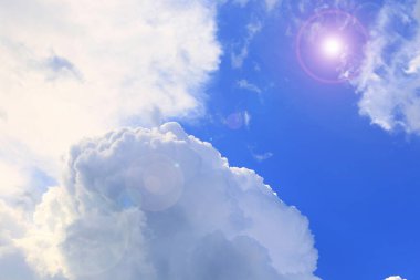 Yaz manzarası dramatik kümülüs bulutları mavi gökyüzünde güneşli bir günde