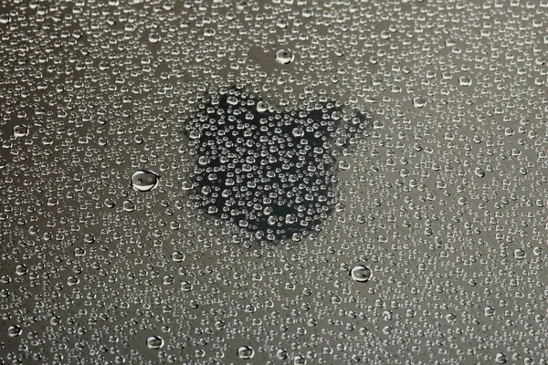 灰色の背景にガラス上の密接なテクスチャ水滴 — ストック写真