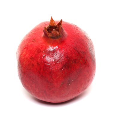 Kabuktaki olgun kırmızı bir nar kabuğunun yakın plan görüntüsü beyaz zemin üzerinde izole edilmiş.