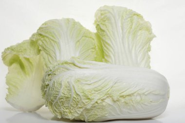 Beyaz arka plan stüdyosunda taze bok choy yakın plan