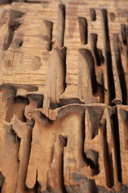 Beyaz stüdyo arka planında odun kesen eski bir blok.