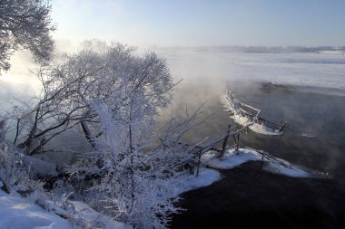 Zai nehrinde kış sabahı manzarası
