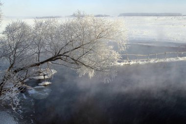 Zai nehrinde kış sabahı manzarası