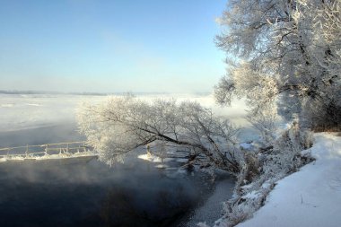 Zai nehrinde kış sabahı manzarası