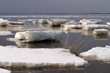 Bahar tatilinde buz nehirden aşağı süzüldü.