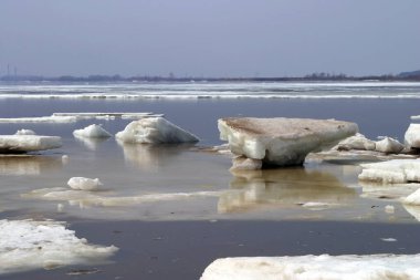 Bahar tatilinde buz nehirden aşağı süzüldü.