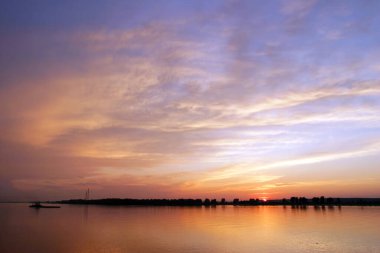 Nehirdeki en parlak gün batımı. Parlayan bulutlar