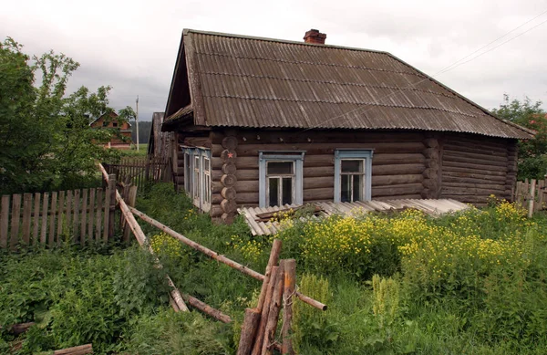 Alte Rustikale Blockhütte Sommertag — Stockfoto