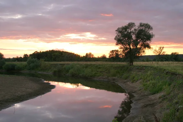 Sommerlandschaft Sonnenuntergang Fluss Und Schöne Wolken Die Sich Wasser Spiegeln — Stockfoto