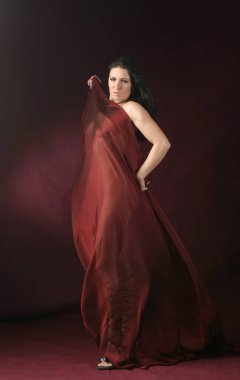 Burgundy Pareo stüdyosu olan güzel, şehvetli bir kızın çıplak portresi.