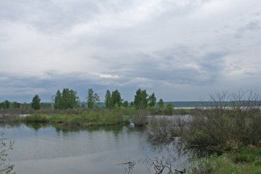 Nehirde nemli suyla bulutlu bir gün