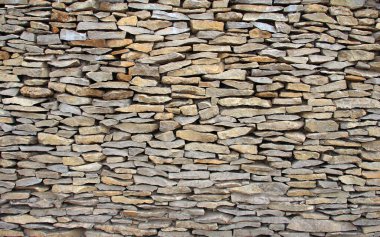 Eski bir taş ocağının dokulu duvarı.