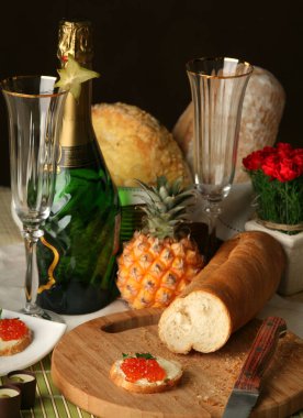 Makro güzel servis edilmiş ziyafet masası, ekmek meyveli şampanya.