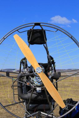 yakın çekim erken Bahar ve pilot yere Motorlu planör uçmaya hazır