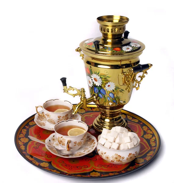 紅茶2杯付きのテーブルの上に立つサモヴァール ストック画像