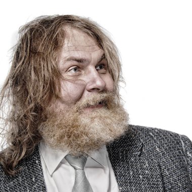 Takım elbiseli sakallı ve bıyıklı karizmatik bir adamın yakın plan portresi.