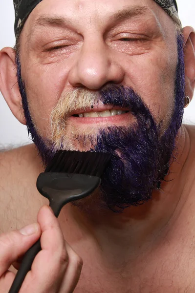 Nahaufnahme Porträt Eines Erwachsenen Mannes Mit Kopftuch Beim Färben Von — Stockfoto