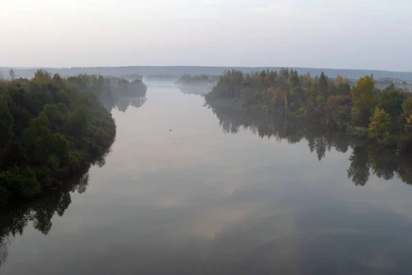 森の近くの川の風景霧の秋の朝 — ストック写真