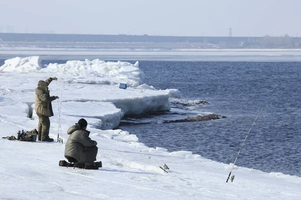 漁師の風景春氷の漂流に大きな貯水池の氷の上の魚をキャッチします ストック画像