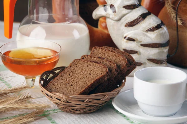 Nahaufnahme Von Geschnittenem Braunem Brot Einer Kanne Milch Einer Tasse Stockfoto