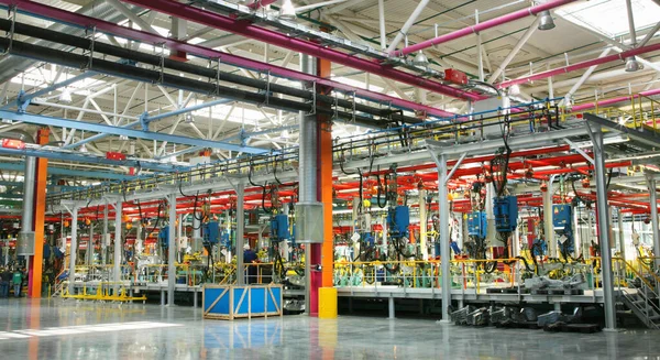 新しい溶接のショップ車工場の組立ラインの内部 ロイヤリティフリーのストック写真