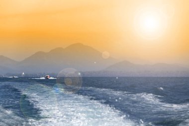 Güneşli bir günde Tayland açıklarında deniz manzaralı kayalık kıyı ve mavi su